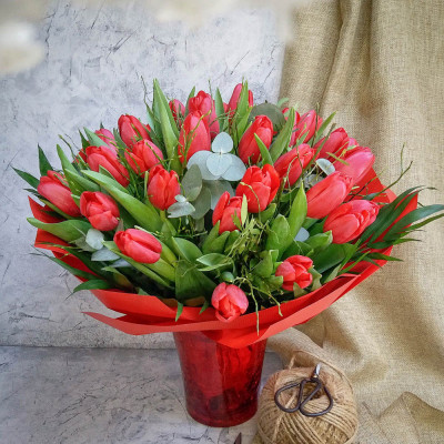 Tavaszi fuvallat - piros tulipán csokor